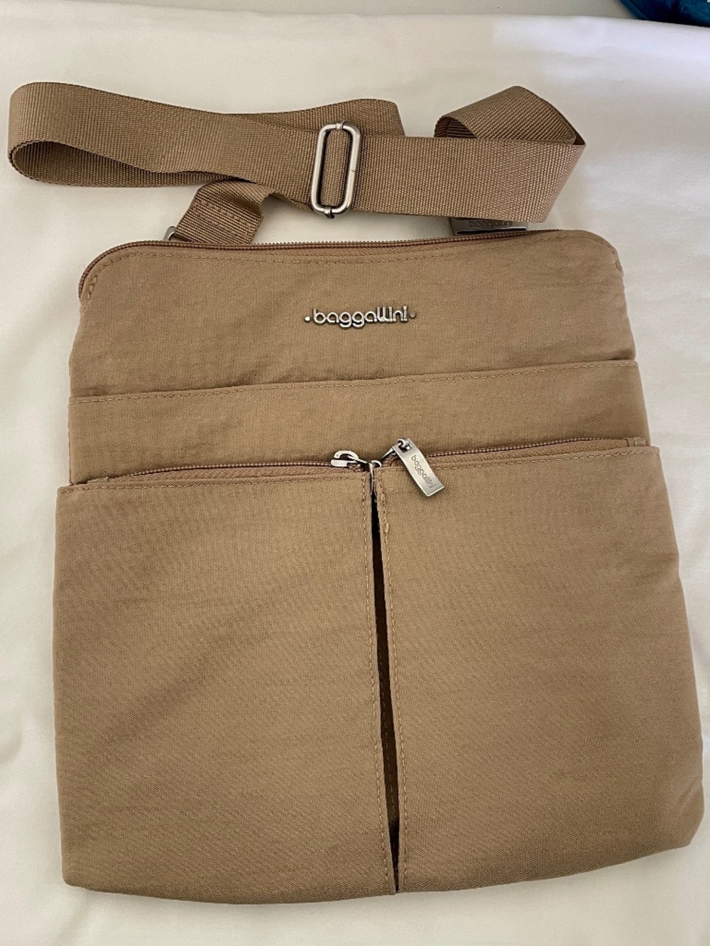 Baggallini Crossbody Beige 10 in by 10 in
